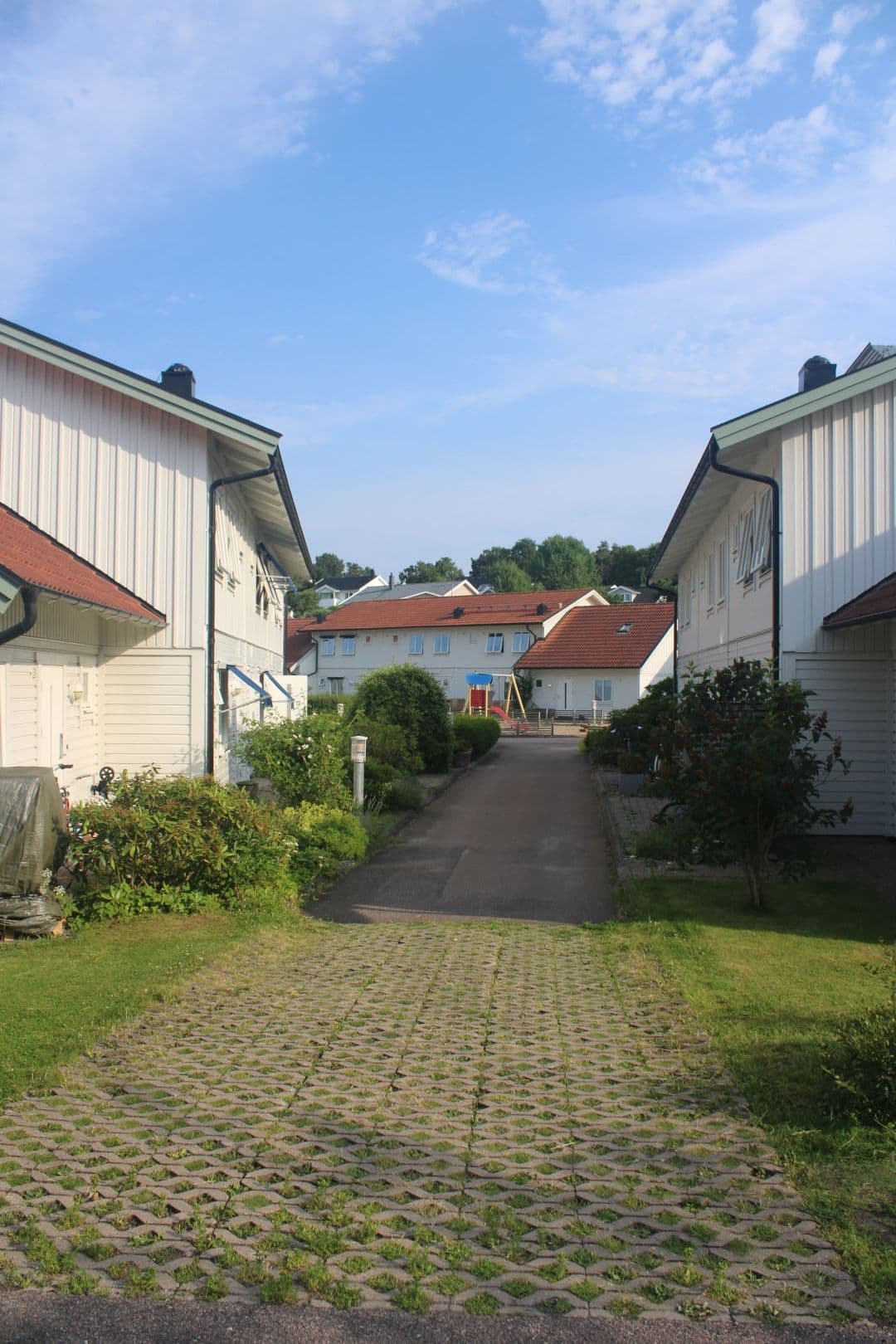 En av promenadgångarna in i området